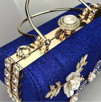 Sac de soirée de luxe fabriqué avec des matériaux idéaux pour les mariages, les fêtes et les soirées avec un intérieur spacieux