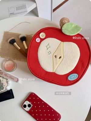Essuyer avec un chiffon humide. Organisateur de soins personnels avec compartiments multicouches et poches en filet pour un rangement pratique.