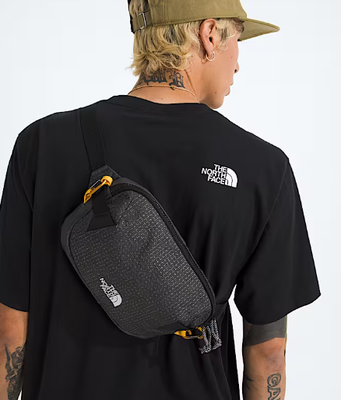 Fanny Packs sac Fermeture à glissière Compartiment principal a une poche en maille fermeture à glissière sécurisée avec un porte-clés