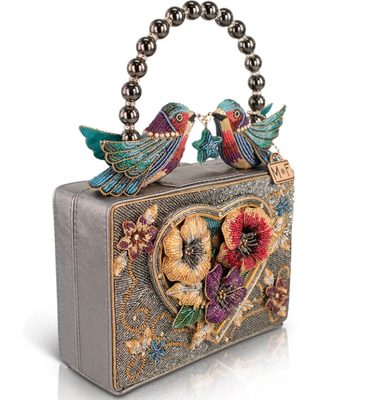 Le cœur flottant, le haut du manche, le sac à main, le sac à monnaie, le porte-clés, le déclencheur, le crochet, les petits sacs de pièces.