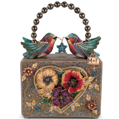 Le cœur flottant, le haut du manche, le sac à main, le sac à monnaie, le porte-clés, le déclencheur, le crochet, les petits sacs de pièces.